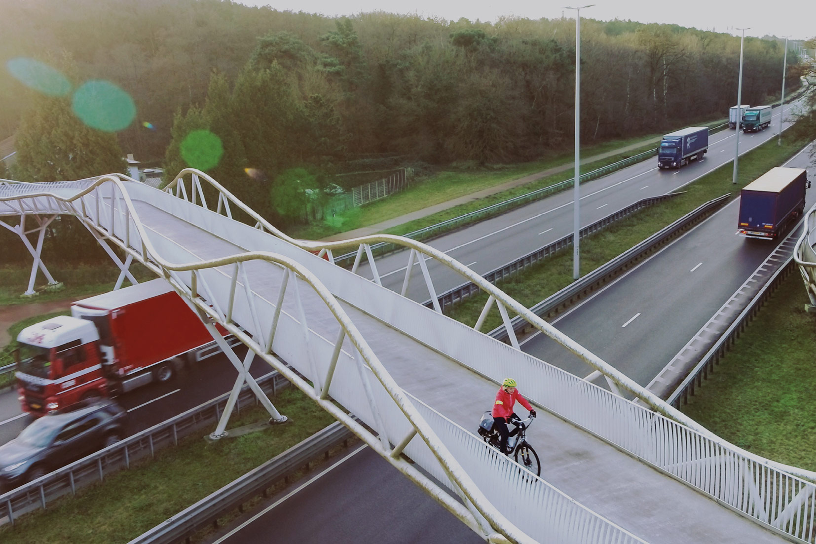 fietser op fietsbrug